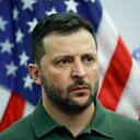 El presidente ucraniano, Volodímir Zelenski, habla con soldados ucranianos heridos durante una visita al Hospital de la Universidad de Staten Island, en Nueva York, el lunes 18 de septiembre de 2023. (Foto AP/Eduardo Muñoz, Pool)