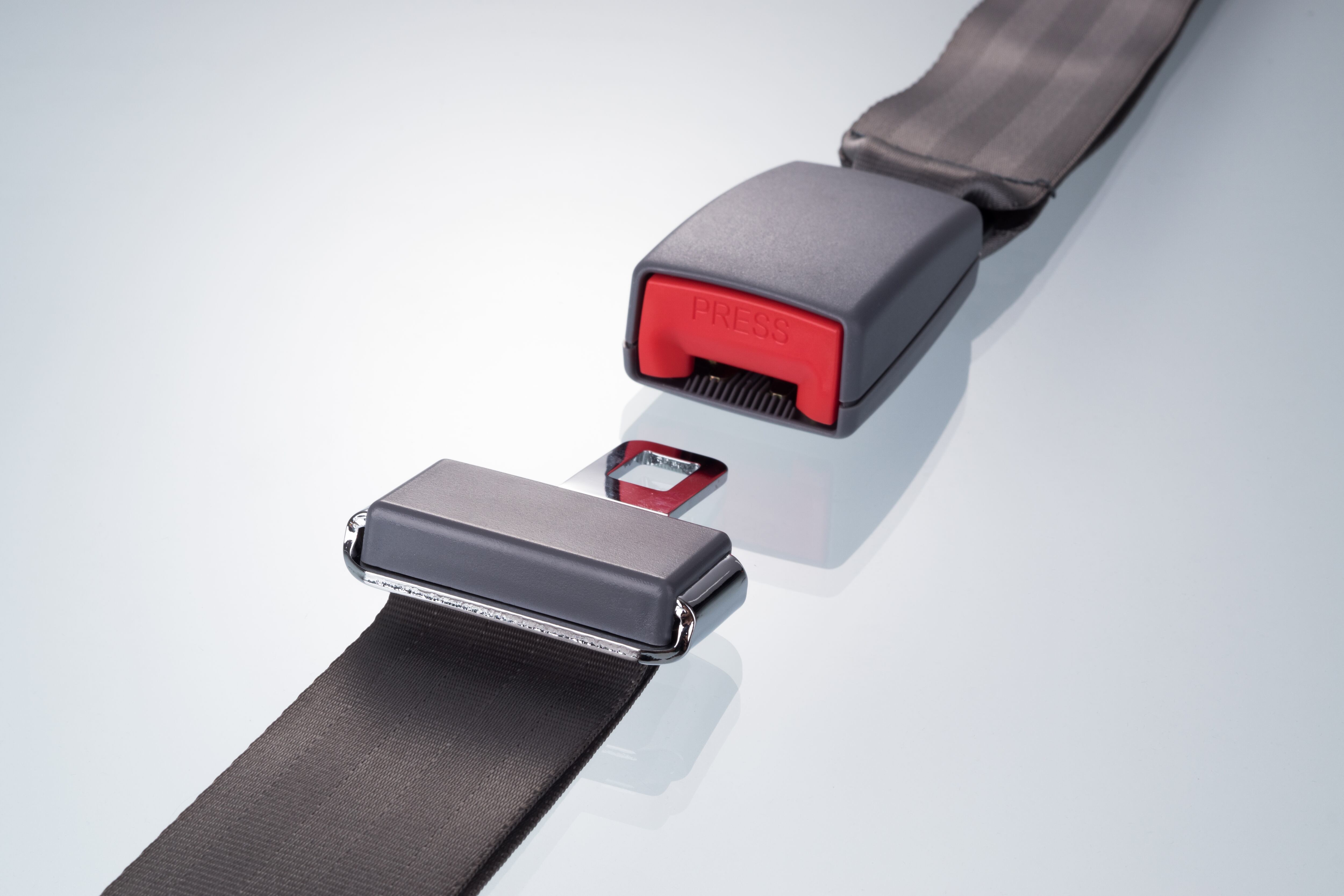 El cinturón de seguridad también desempeña un papel crucial en la formación de hábitos y actitudes hacia la seguridad vial.