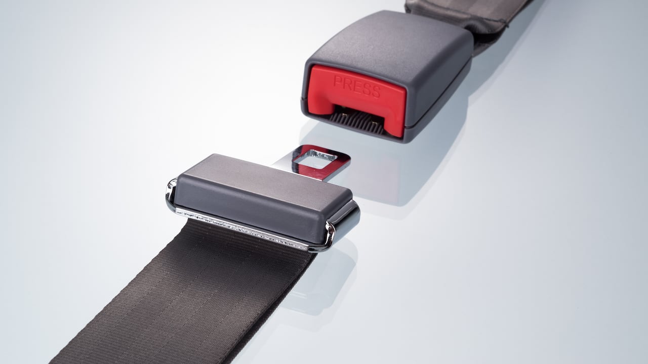 El cinturón de seguridad también desempeña un papel crucial en la formación de hábitos y actitudes hacia la seguridad vial.