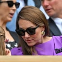 Princesa de Gales (R), habla con su hija Charlotte mientras se sientan en el palco real para ver al español Carlos Alcaraz jugar contra el serbio Novak Djokovic