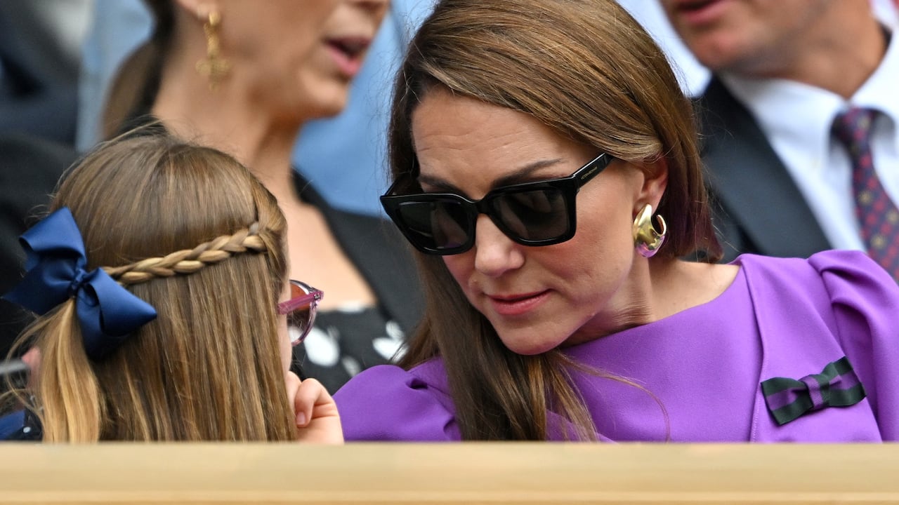 La princesa de Gales habla con su hija Charlotte.