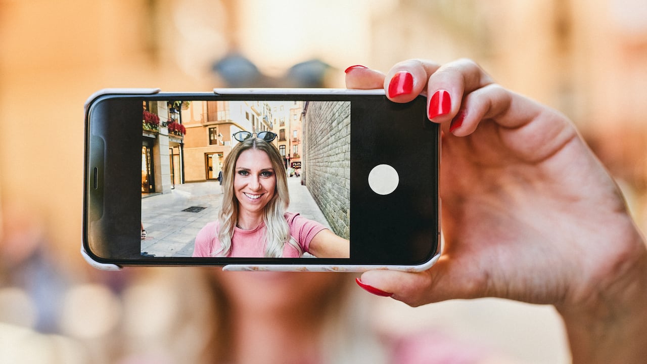 Herramienta de IA usa 'selfies' para predecir edad biológica y supervivencia al cáncer.