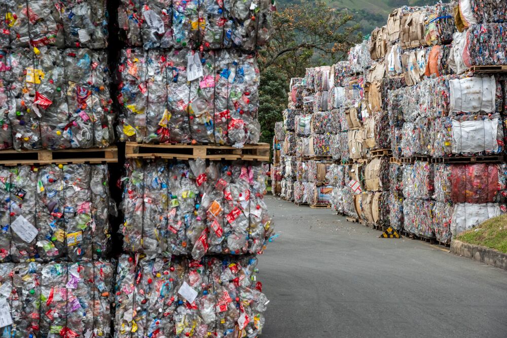 Hacer del reciclaje un negocio requiere grandes inversiones en tecnología, para que los productos finales elaborados con materiales recuperados que resulten de sus procesos tengan la calidad que espera y demanda el mercado.