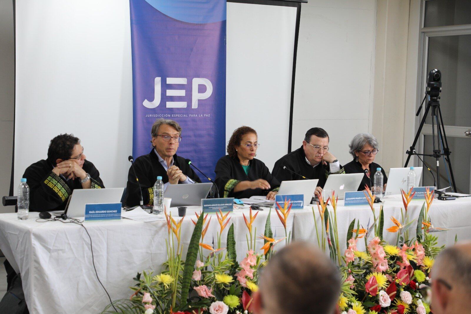 El magistrado le hizo un fuerte llamado de atención a la directora.