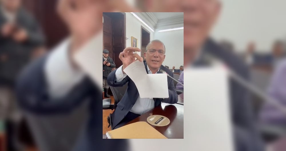 El senador Roy Barreras destruyendo en documento de la reforma política que finalmente se hundió.