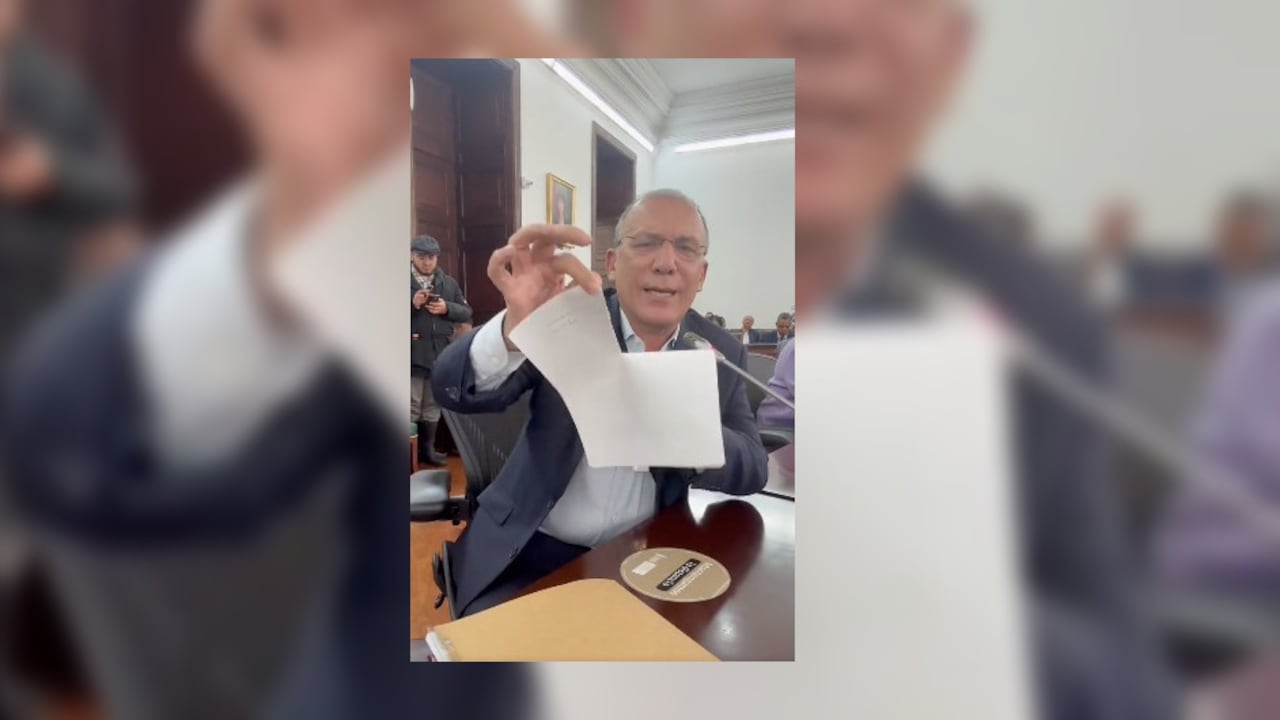 El senador Roy Barreras destruyendo en documento de la reforma política que finalmente se hundió.