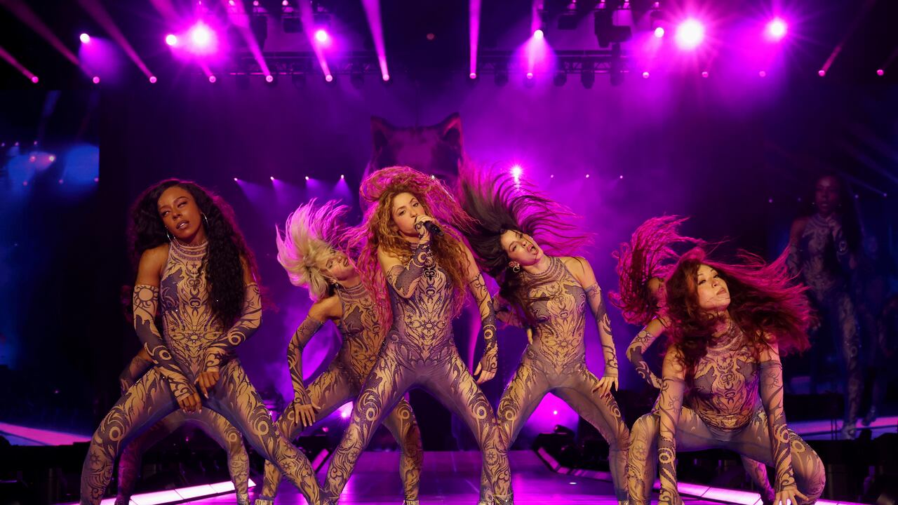 Shakira comenzó su "las mujeres ya no lloran Tour" en Rio de Janeiro con un espectacular concierto.