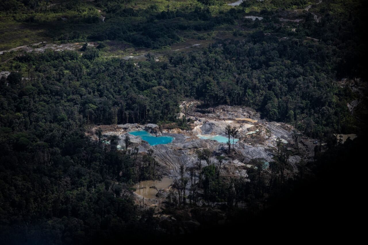 Cada gramo de mercurio que se utiliza en su explotación contamina 1.500  litros de agua.