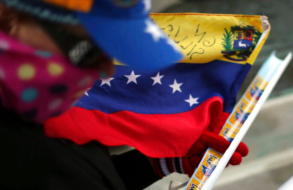 Activistas se reunen afuera de la casa presidencia a manifestar. Crédito: AP. 