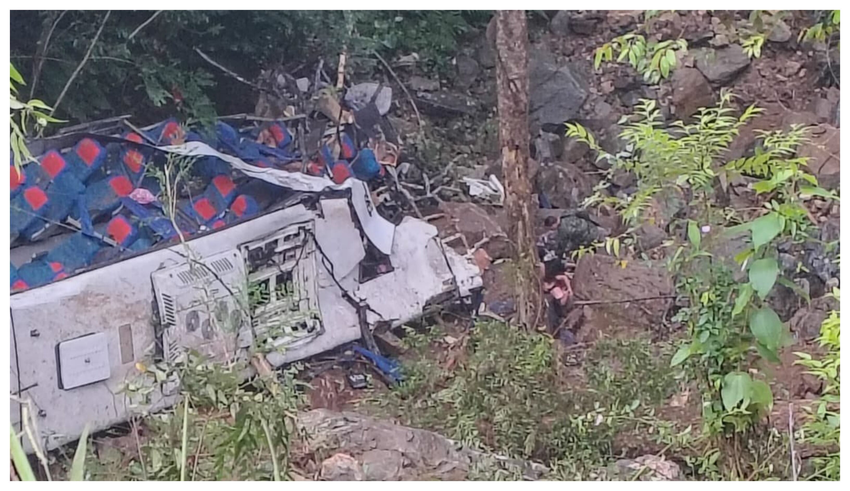 Accidente de bus en Remedios, 16 estudiantes del Liceo Antioqueño murieron, igual que el conductor del automotor, y 20 sufrieron heridas.