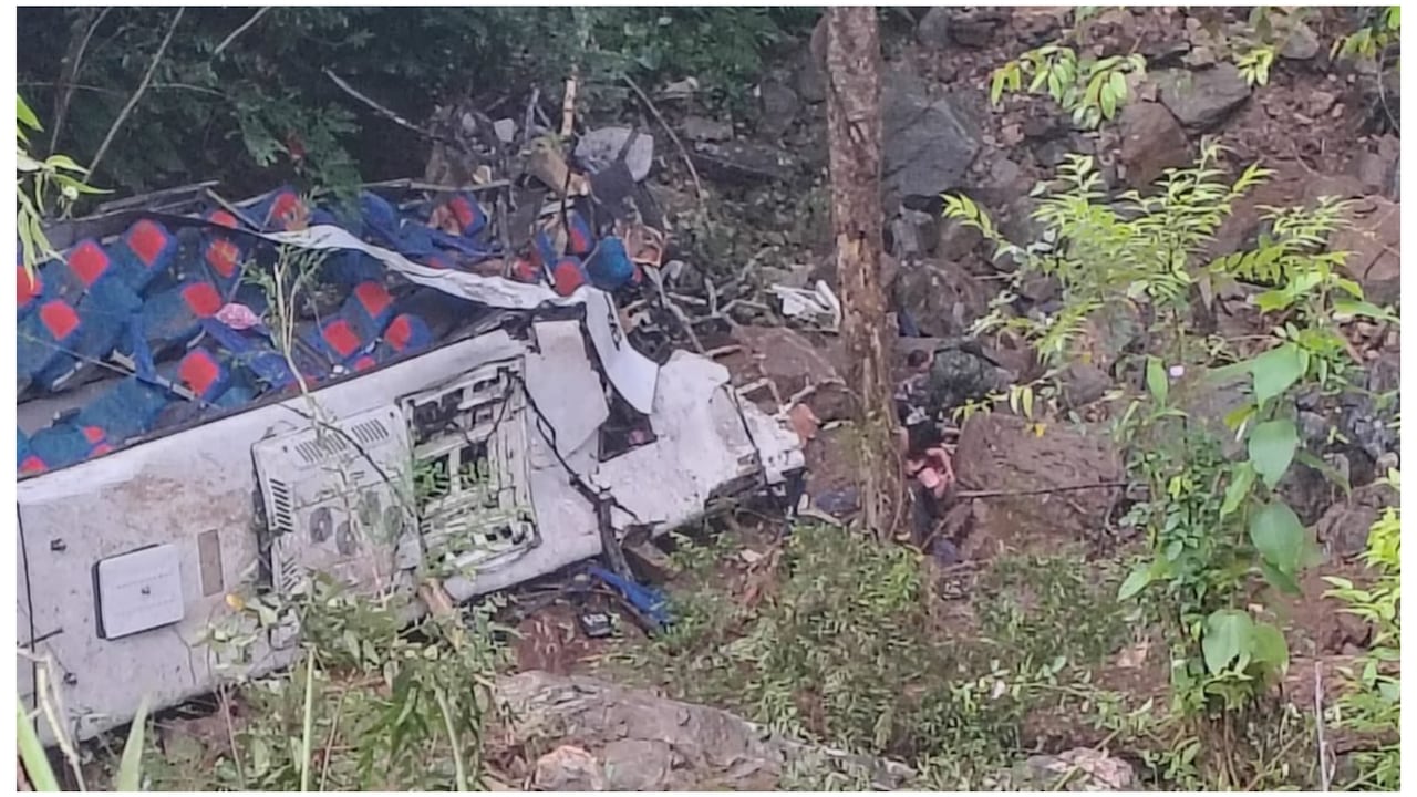 Accidente de bus en Remedios, 16 estudiantes del Liceo Antioqueño murieron, igual que el conductor del automotor, y 20 sufrieron heridas.