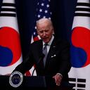 SEÚL, COREA DEL SUR - 21 DE MAYO: El presidente de los Estados Unidos, Joe Biden, habla durante una conferencia de prensa con el presidente de Corea del Sur, Yoon Suk-yeol, en la oficina presidencial el 21 de mayo de 2022 en Seúl, Corea del Sur. El presidente de Estados Unidos, Joe Biden, visitará Corea del Sur para su primera cumbre con su homólogo surcoreano, Yoon Suk-yeol, y se espera que los dos líderes discutan una variedad de temas, incluido el programa nuclear de Corea del Norte y los riesgos de la cadena de suministro. (Foto de Jeon Heon-Kyun - Pool/Getty Images)