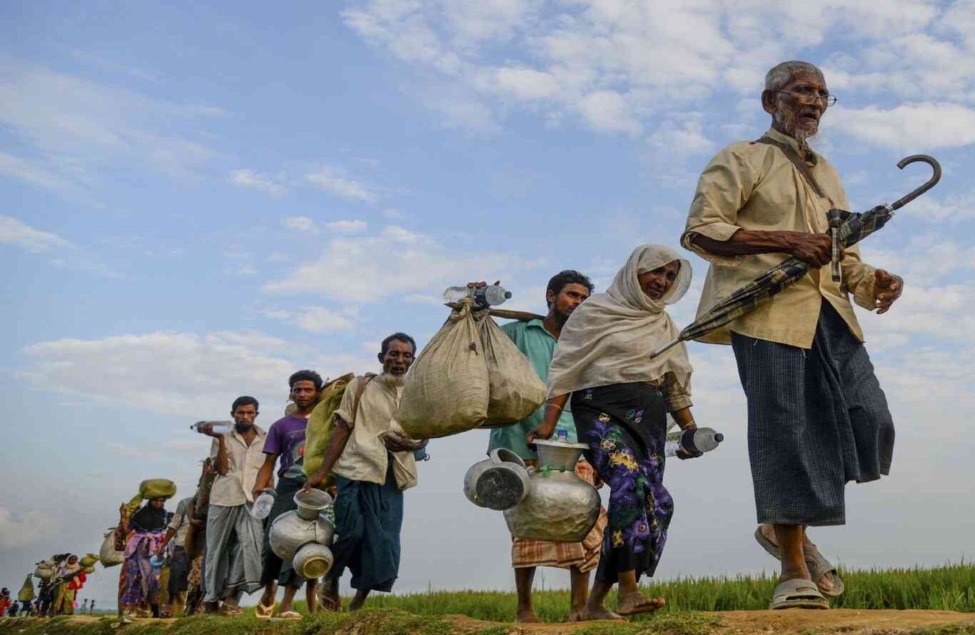 Refugiados rohinyá caminan hacia un albergue en Cox's Bazar, al sur de Bangladés, el 2 de noviembre de 2017. Desde que comenzó la represión militar en Birmania, el 25 de agosto de 2017, más de 620.000 musulmanes rohinyá han huido hacia Bangladés. (Masfiqur Sohan - Agencia Anadolu) (Masfiqur Sohan - AA).