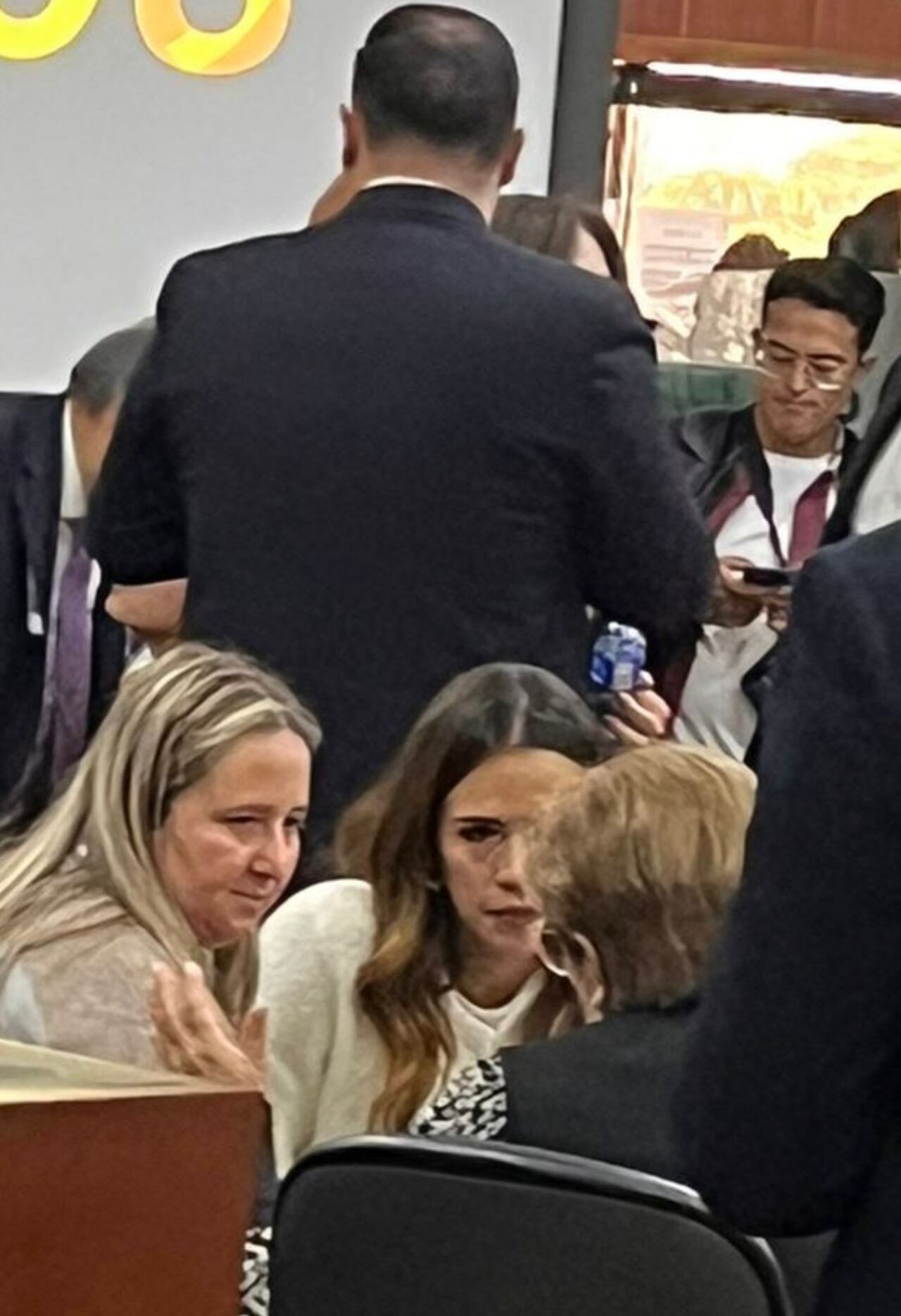 Ministra de Trabajo Gloria Inés Ramírez conversando con la representante María Eugenia Lopera.
