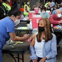 Doris Lucas recibe la vacuna de Pfizer contra el covid-19 en Atlanta, Estados Unidos