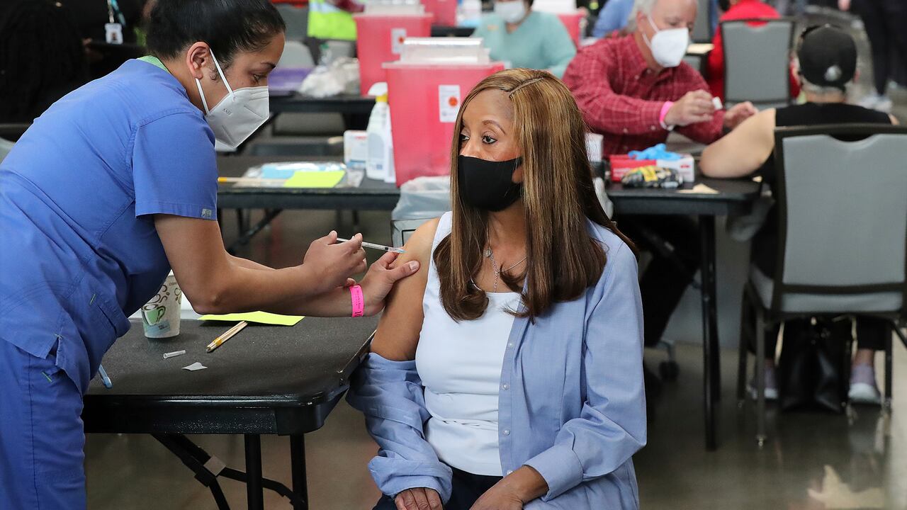 Doris Lucas recibe la vacuna de Pfizer contra el covid-19 en Atlanta, Estados Unidos