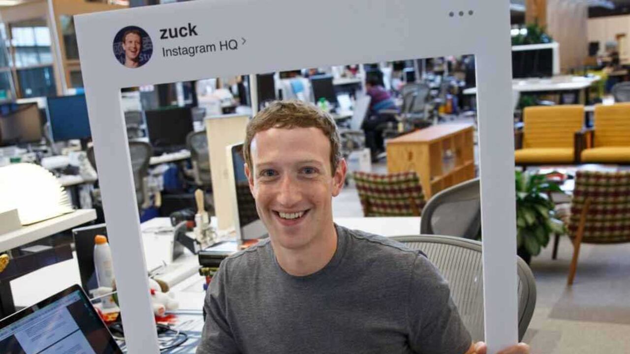 1. Mark Zuckerberg – Facebook. El creador de la red social más grande del planeta no cuenta con un lugar exclusivo para él. Trabaja en un espacio abierto con el resto de los empleados. FOTO: Perfil de Facebook de Mark Zuckerberg