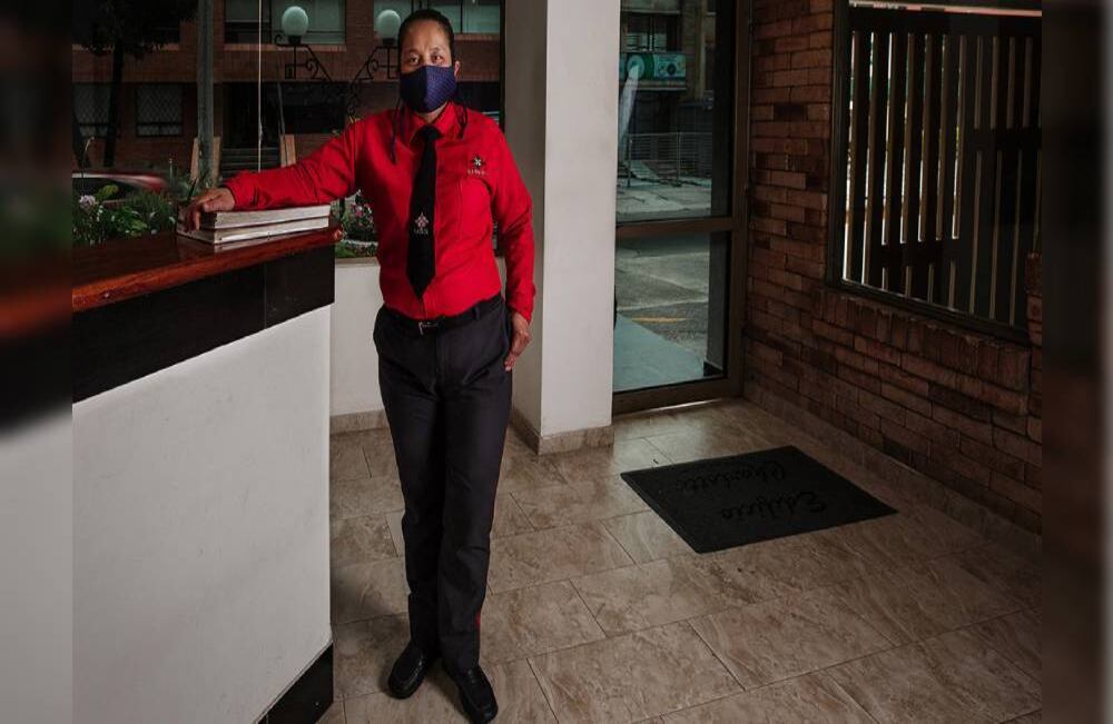 María Tique, de 37 años, trabaja en vigilancia desde hace 4 años. Vive en Patio Bonito y se levanta a las 4 a.m. porque se demora hora y media en llegar al edificio donde labora. Sus turnos son extensos, pero no puede parar porque es la única de su familia que tiene una fuente de ingresos debido a que su esposo se quedó sin empleo por la pandemia.  Foto: Karen Salamanca / SEMANA