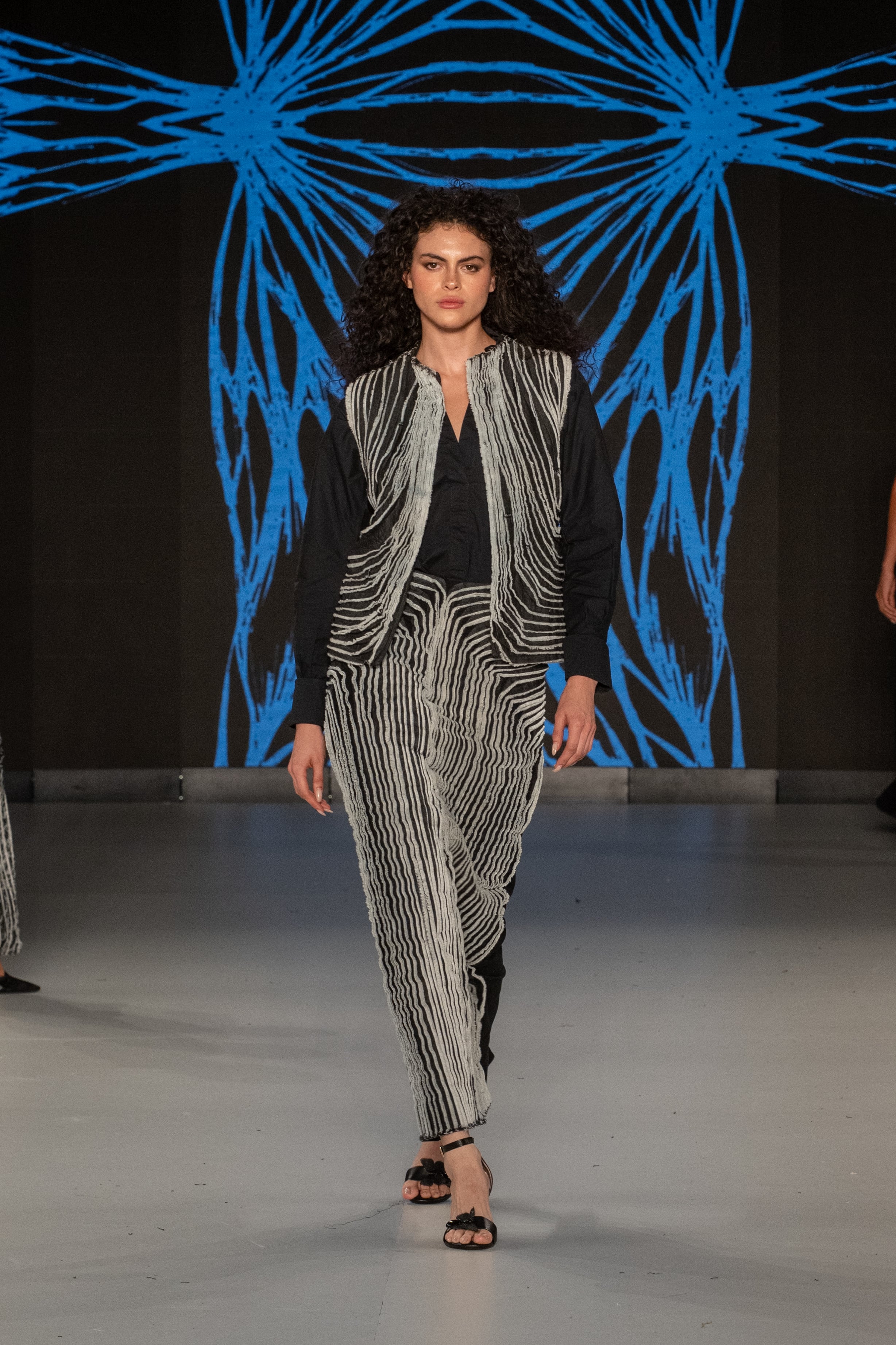 Carolina Ronderos llevó a Colombiamoda 2026 Crisálida, una colección que convirtió la moda en un homenaje a la vida junto a la Fundación Alma Rosa.