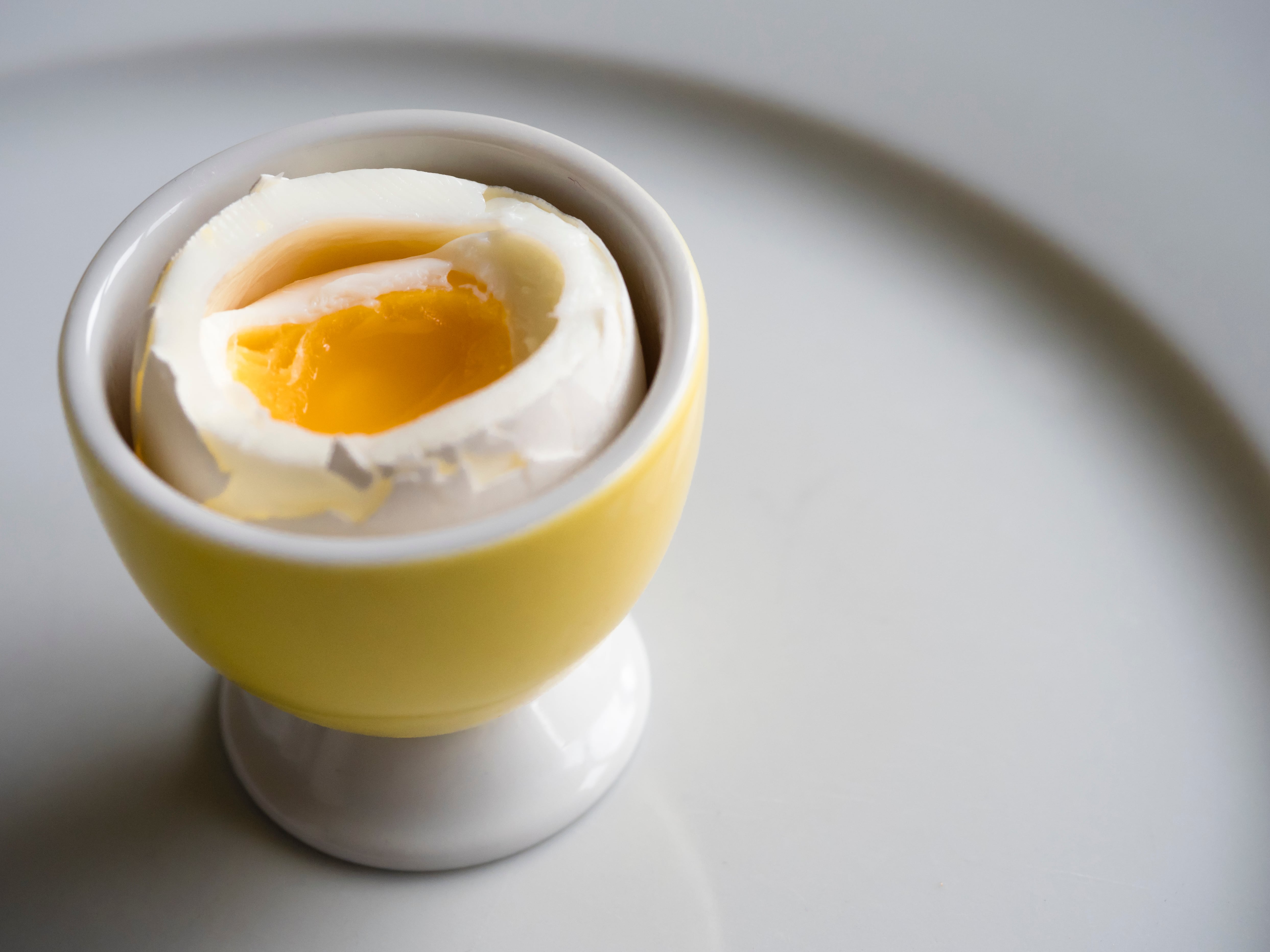 El huevo tiene muchas vitaminas.