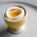 El huevo tiene muchas vitaminas.