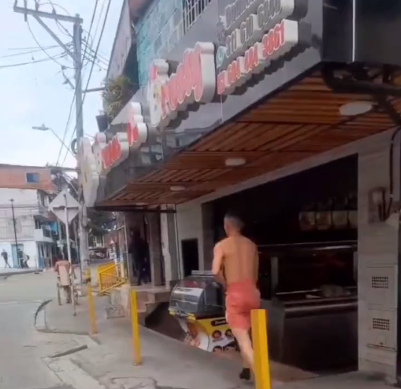 Los dos sujetos habrían sido cogidos robando y por eso la comunidad les quitó sus prendas.