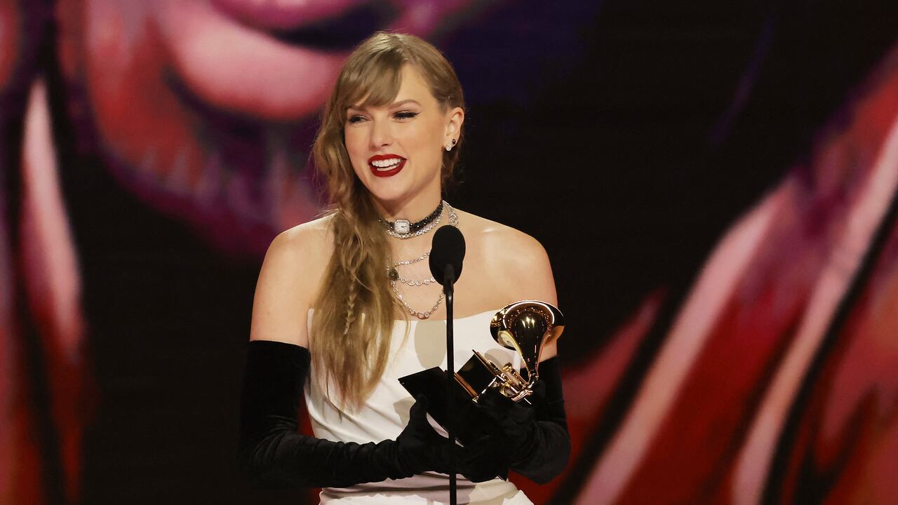 Taylor Swift acepta el premio al Mejor Álbum Vocal Pop por “Midnights”.