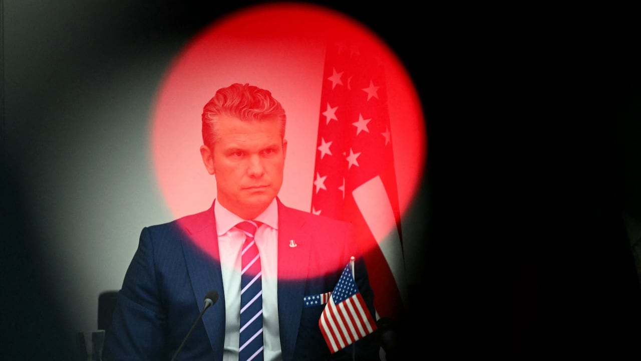 El secretario de Guerra, Pete Hegseth se encuentra sano y salvo después de tener que aterrizar de emergencia en el Reino Unido, junto a su equipo. (Photo by NICOLAS TUCAT / AFP)