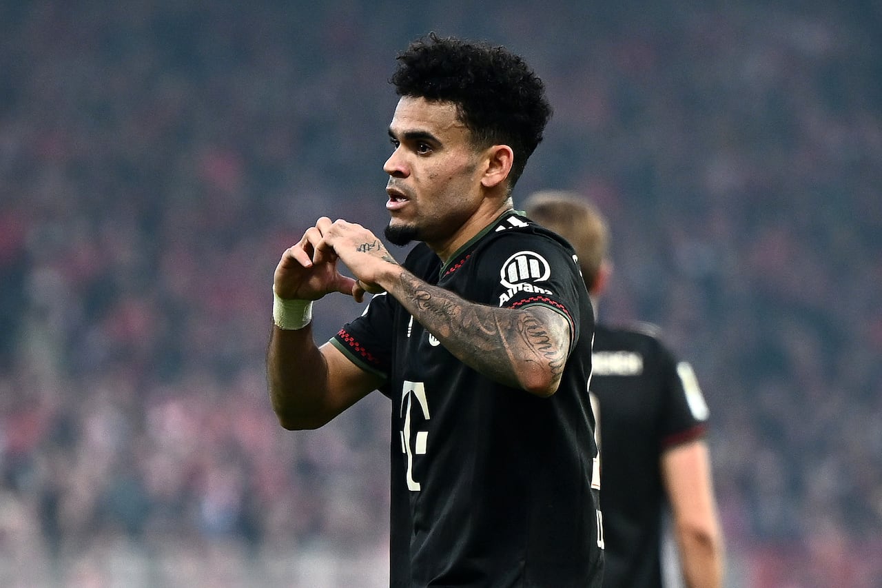 Luis Díaz manda un corazón en su celebración por el golazo al Unión Berlín.