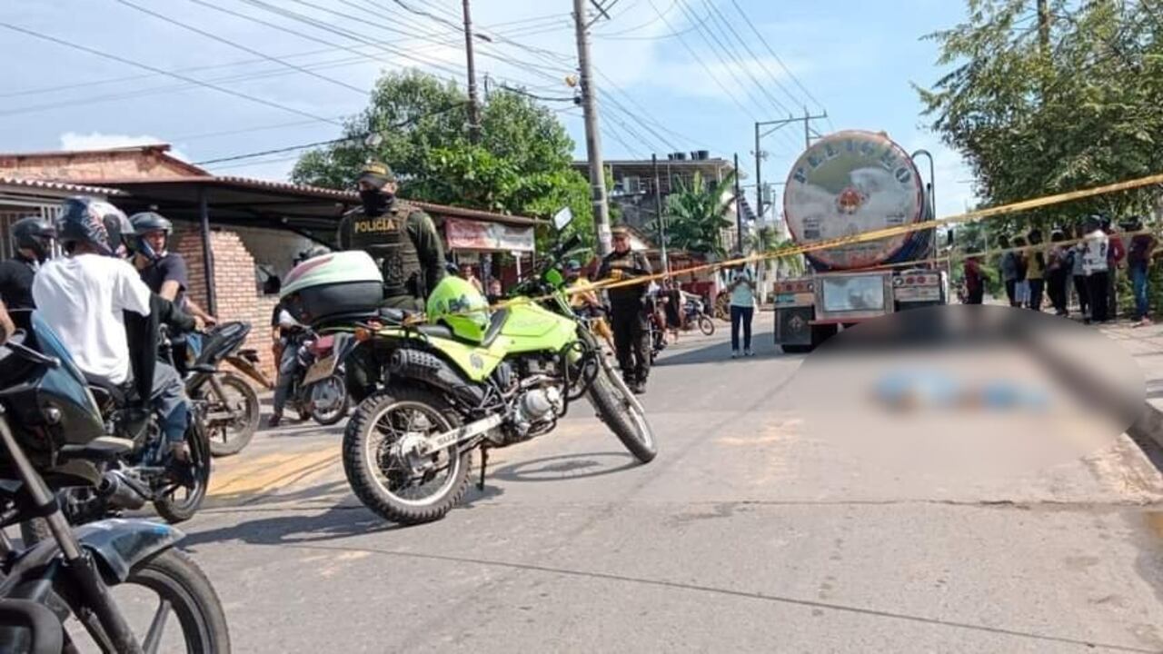 El joven al parecer iba colgado de un vehículo de carga pesada.