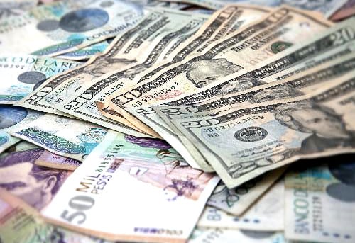 El precio del dólar en Colombia este año ha alcanzado máximos históricos por encima de los 4.600 pesos 