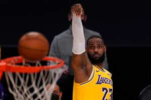 El alero de Los Angeles Lakers, LeBron James, dispara durante la primera mitad de un partido de baloncesto de la NBA contra el Oklahoma City Thunder el lunes 8 de febrero de 2021 en Los Ángeles. (Foto AP / Mark J. Terrill)