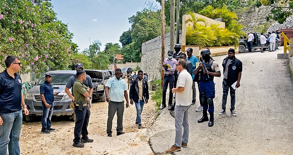 El FBI mandó una nutrida comisión esta semana. La casa del crimen fue su primera parada (Foto: Salud Hernández-Mora)