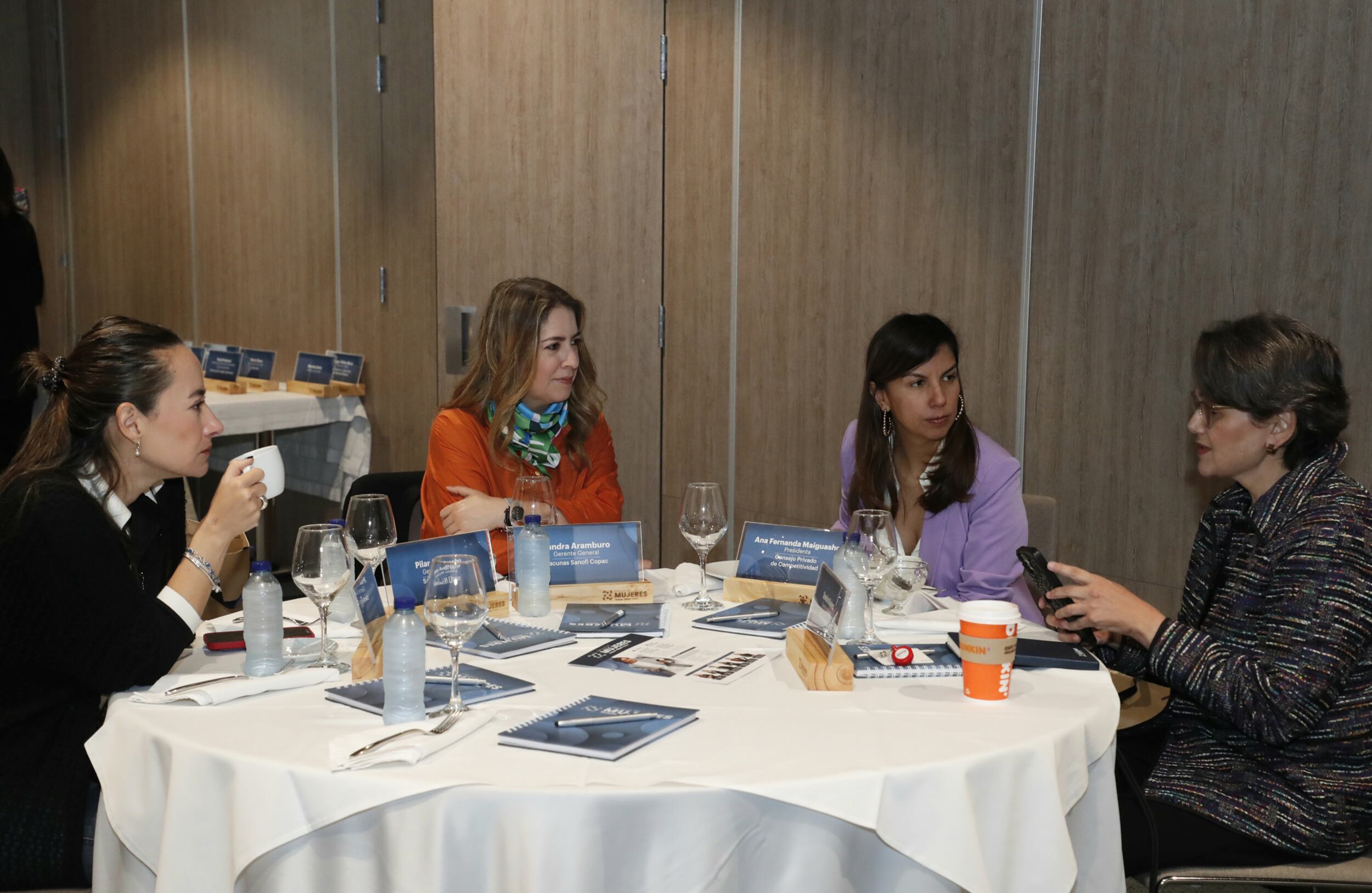 María Claudia Martínez, socia de DLA Piper Martínez Beltrán Abogados; Sandra Aramburo, gerente general de vacunas en Sanofi Copac; Ana Fernanda Maiguashca, presidente del Consejo Privado de Competitividad; y Sandra Suárez, gerente general de Grupo Semana.