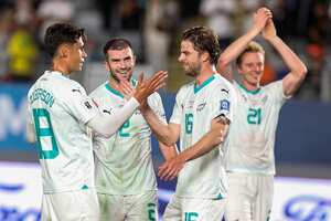 (De izquierda a derecha) Logan Rogerson, Tim Payne, Alex Rufer y Francis de Vries de Nueva Zelanda celebran después de su victoria durante el último partido de fútbol del grupo de clasificación de Oceanía para la Copa Mundial de la FIFA 2026 entre Nueva Zelanda y Nueva Caledonia en el estadio Eden Park de Auckland el 24 de marzo de 2025. (Foto de DAVID ROWLAND / AFP)