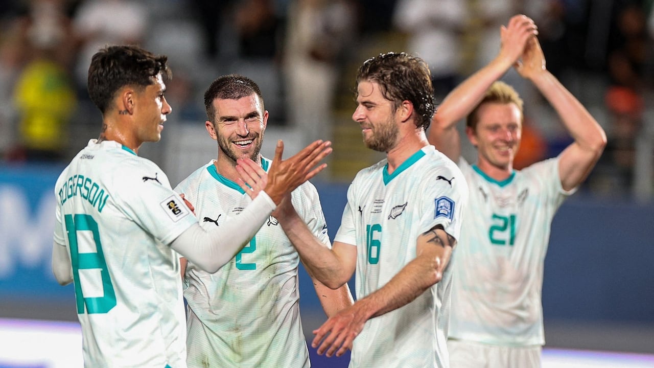 (De izquierda a derecha) Logan Rogerson, Tim Payne, Alex Rufer y Francis de Vries de Nueva Zelanda celebran después de su victoria durante el último partido de fútbol del grupo de clasificación de Oceanía para la Copa Mundial de la FIFA 2026 entre Nueva Zelanda y Nueva Caledonia en el estadio Eden Park de Auckland el 24 de marzo de 2025. (Foto de DAVID ROWLAND / AFP)
