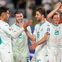 (De izquierda a derecha) Logan Rogerson, Tim Payne, Alex Rufer y Francis de Vries de Nueva Zelanda celebran después de su victoria durante el último partido de fútbol del grupo de clasificación de Oceanía para la Copa Mundial de la FIFA 2026 entre Nueva Zelanda y Nueva Caledonia en el estadio Eden Park de Auckland el 24 de marzo de 2025. (Foto de DAVID ROWLAND / AFP)