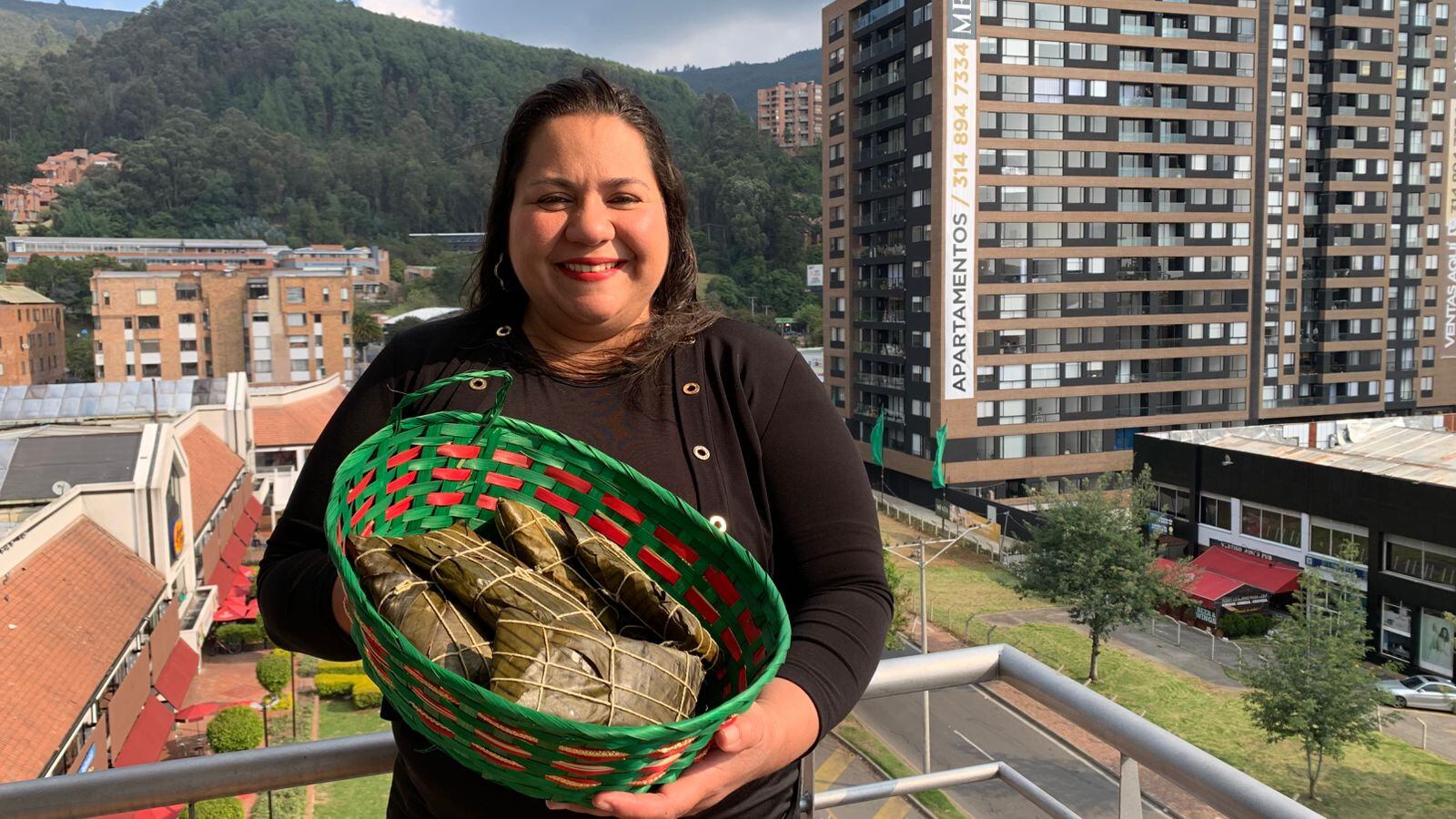 Emprendedora venezolana muestra sus productos.