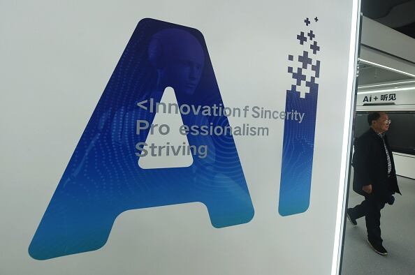 Un ciudadano visita la Sala de Experiencia de Inteligencia Artificial de iFlytek en el Puerto de Información de la Bahía de Hangzhou en Hangzhou, provincia de Zhejiang, en el este de China, el 3 de abril de 2023. Recientemente, la Sala de Experiencia de IA de IFlytek se puso en uso en la Zona de Desarrollo Económico y Tecnológico de Hangzhou Xiaoshan. La sala muestra la tendencia de desarrollo de la IA al mostrar los logros de la investigación, el desarrollo y la aplicación de IFlytek en varios campos de la IA en los últimos años. (El crédito de la foto debe leer CFOTO/Future Publishing a través de Getty Images)