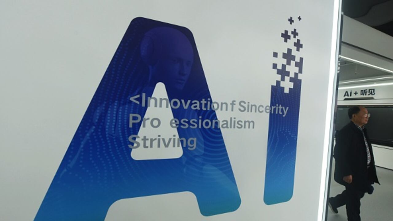 Un ciudadano visita la Sala de Experiencia de Inteligencia Artificial de iFlytek en el Puerto de Información de la Bahía de Hangzhou en Hangzhou, provincia de Zhejiang, en el este de China, el 3 de abril de 2023. Recientemente, la Sala de Experiencia de IA de IFlytek se puso en uso en la Zona de Desarrollo Económico y Tecnológico de Hangzhou Xiaoshan. La sala muestra la tendencia de desarrollo de la IA al mostrar los logros de la investigación, el desarrollo y la aplicación de IFlytek en varios campos de la IA en los últimos años. (El crédito de la foto debe leer CFOTO/Future Publishing a través de Getty Images)