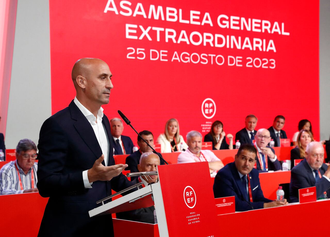 En esta imagen distribuida por la Real Federación Española de Fútbol (RFEF) el 25 de agosto de 2023, el presidente de la RFEF, Luis Rubiales, pronuncia un discurso durante una asamblea general extraordinaria de la federación el 25 de agosto de 2023 en Las Rozas de Madrid. El presidente del fútbol español, Luis Rubiales, se negó hoy a dimitir después de una semana de fuertes críticas por su beso no solicitado en los labios de la jugadora Jenni Hermoso tras el triunfo de España en el Mundial femenino. (Foto de Eidan RUBIO / RFEF / AFP) / USO RESTRINGIDO A EDITORIAL