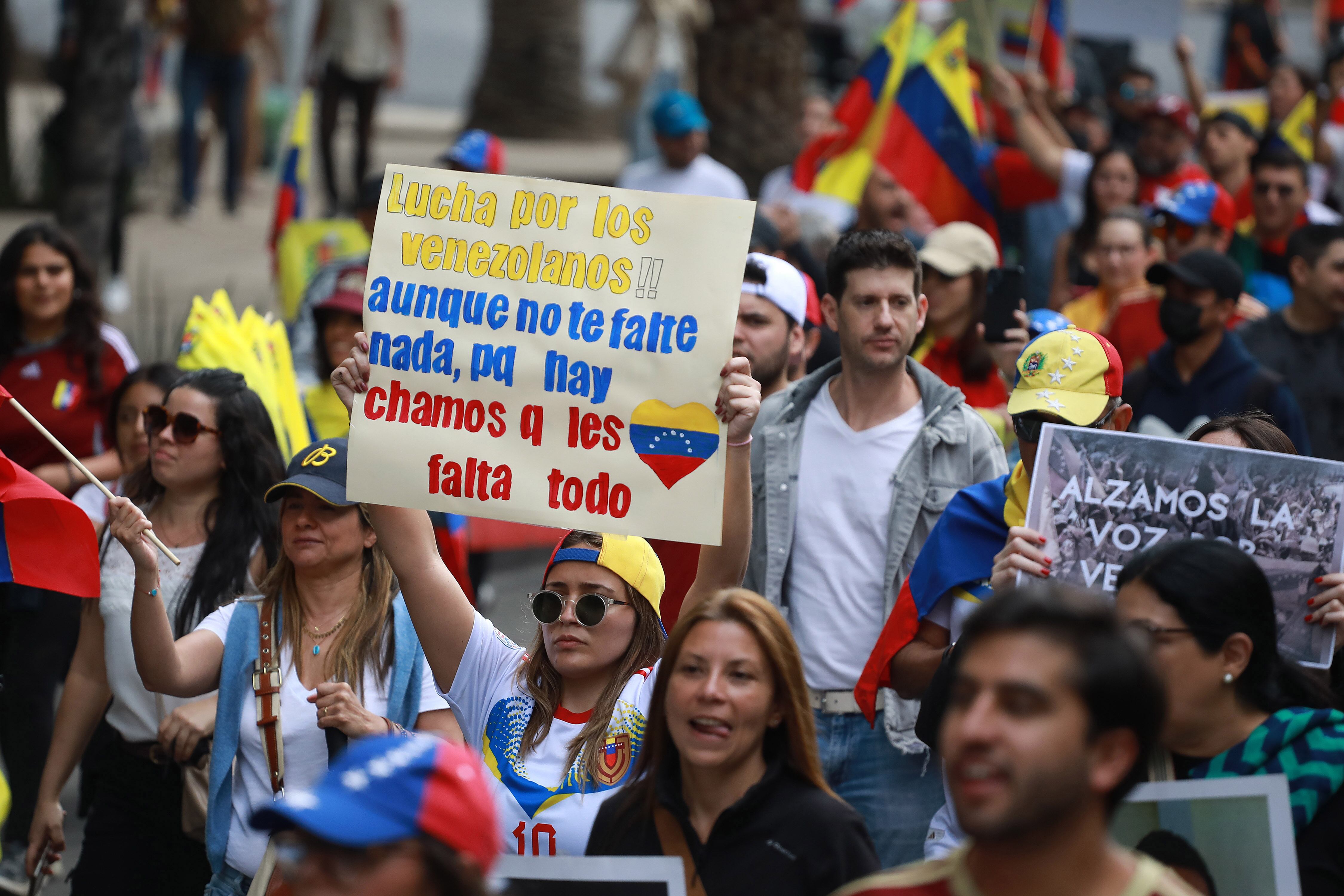 Manifestantes piden la salida de Maduro