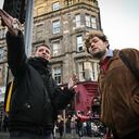 El guía de Ciudades Invisibles, Sonny Murray (izq.), dirige un recorrido a pie con el estudiante Arthur Lyhne-Gold, en Edimburgo, el 17 de noviembre de 2024.