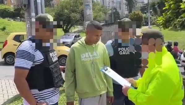 Este es uno de los hombres capturados por el hecho