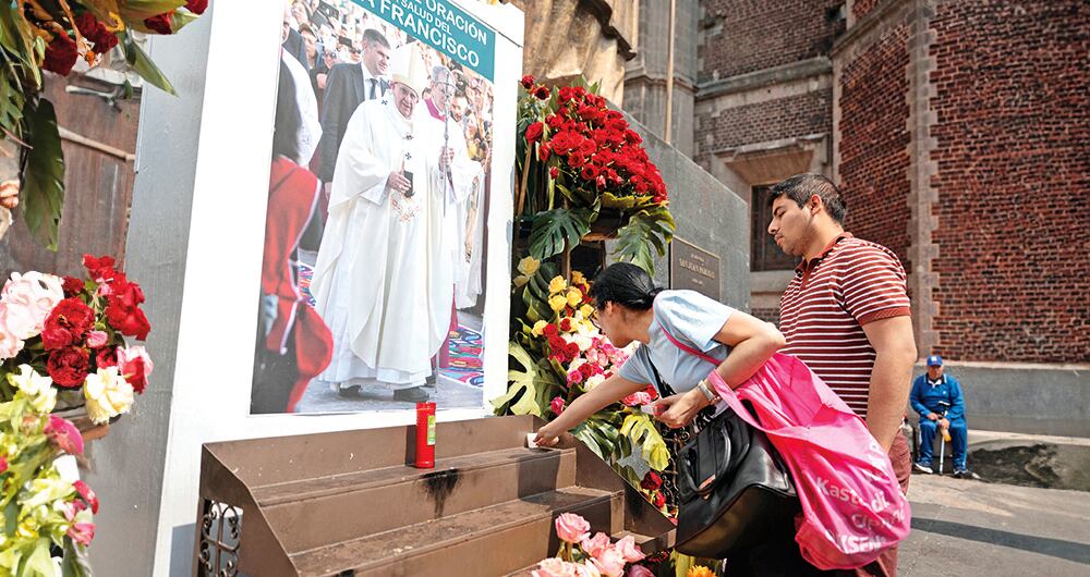  Cientos de fieles se han reunido en oración para pedir a Dios por la pronta recuperación del pontífice.