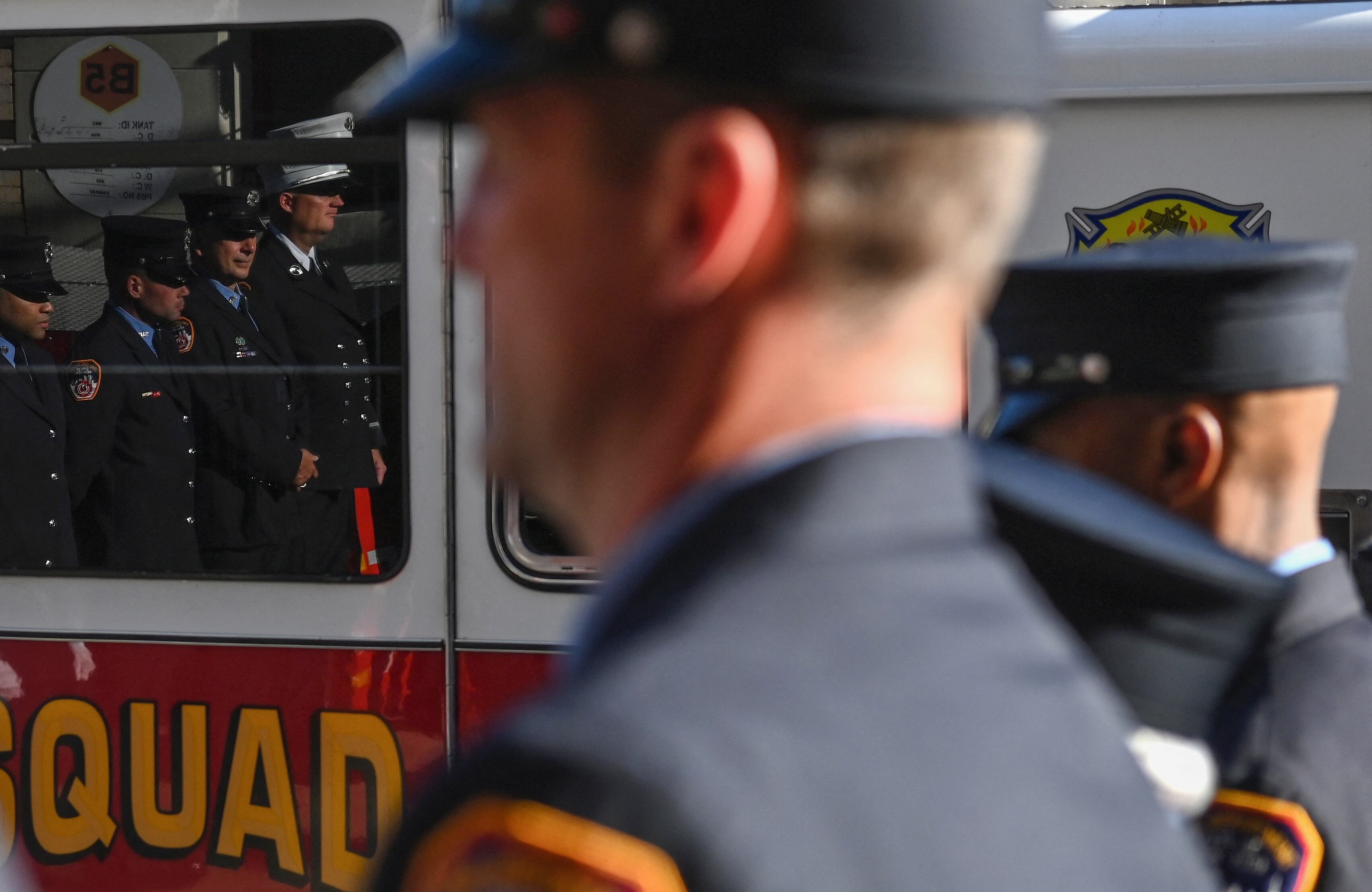 Los bomberos y otras personas participan en un momento de silencio en el vigésimo aniversario de los ataques del 11 de septiembre en el World Trade Center en Nueva York, el 11 de septiembre de 2021. - Estados Unidos celebró el vigésimo aniversario del sábado del 11 de septiembre con ceremonias solemnes. conmovedor añadido por la reciente retirada caótica de las tropas de Afganistán y el regreso al poder de los talibanes. En el memorial del 11 de septiembre en Nueva York, se guardó un momento de silencio a las 8:46 am (1246 GMT), hora en que el primer avión secuestrado se estrelló contra el World Trade Center el 11 de septiembre de 2001 (Foto de ANGELA WEISS / AFP). )