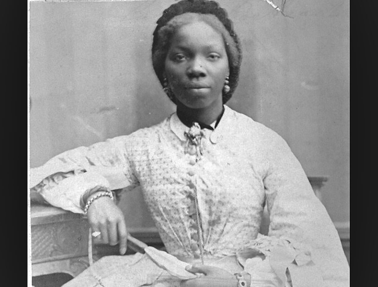 Cobró fama de genio en la corte por sus talentos para la música, la literatura y el arte.