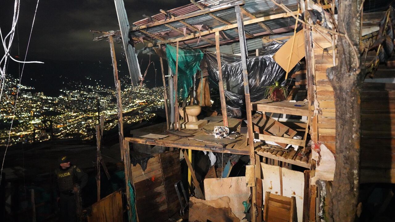 Casa destruida por grave incendio en Medellín.