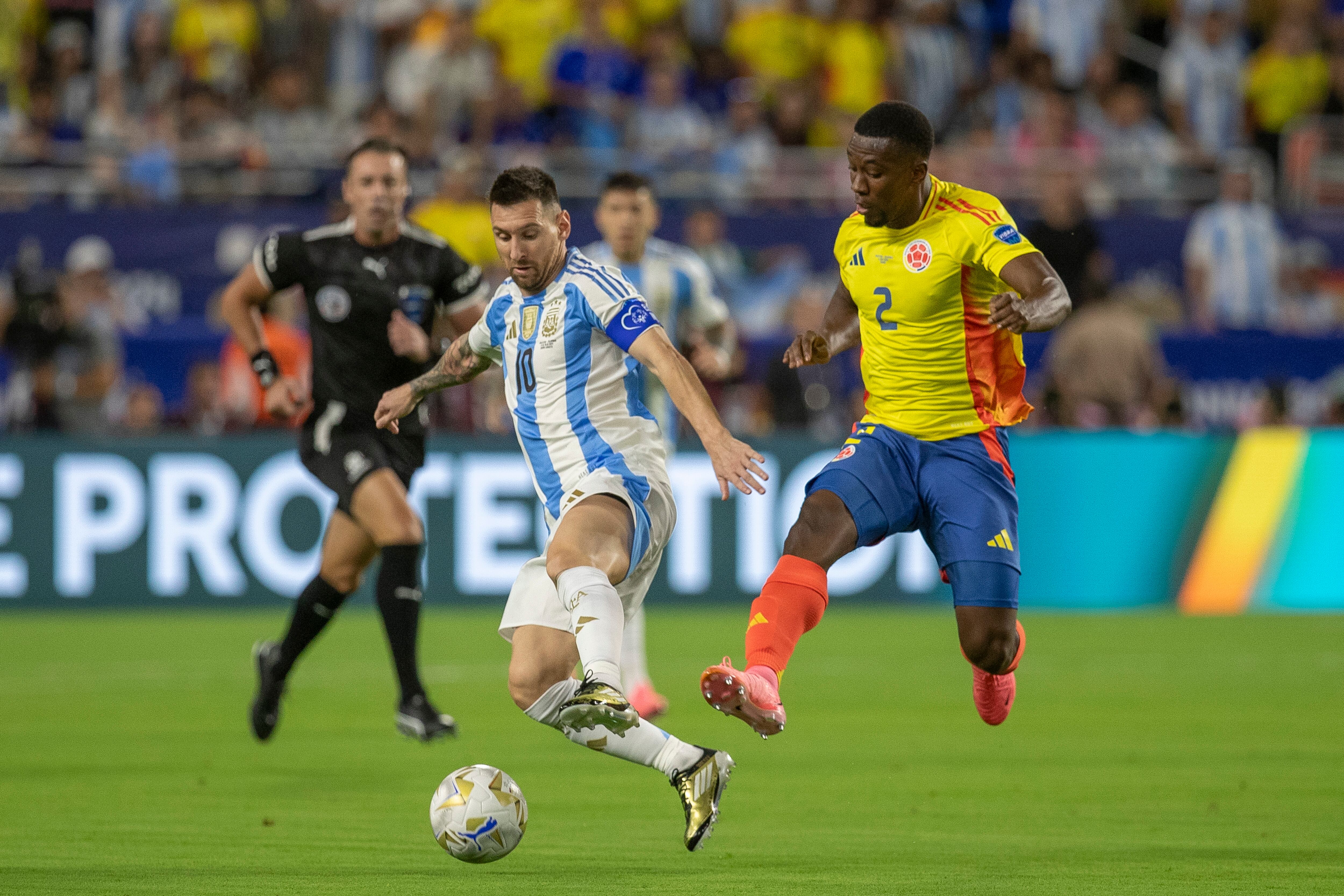 MIAMI GARDENS, FLORIDA - JULY 14: Lionel Messi #10 of Argentina and Carlos Cuesta #2 of Colombia battle for the ball during the Copa America Final at Hard Rock Stadium on July 14, 2024 in Miami Gardens, Florida. (Photo by Maciek Gudrymowicz/ISI Photos/Getty Images)