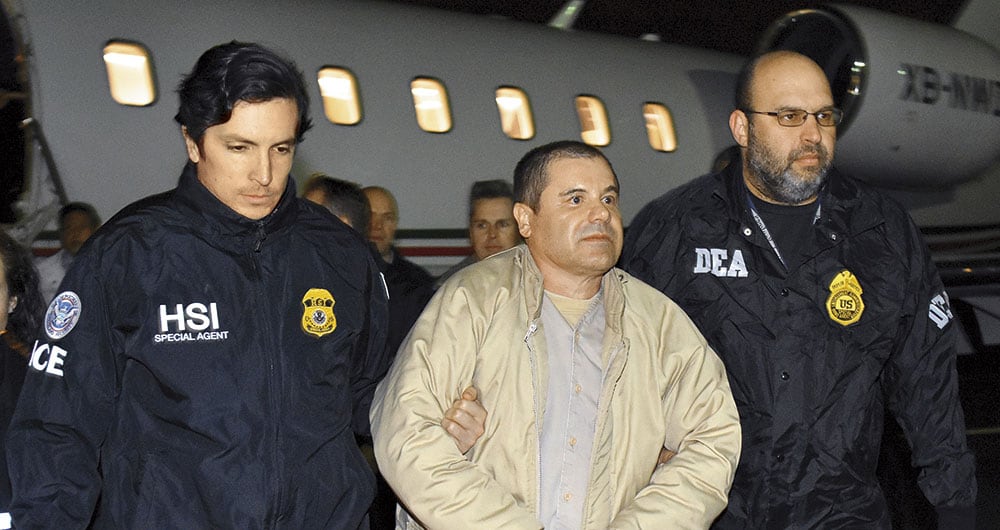 Joaquín “el Chapo” Guzmán Loera, de 61 años, llega custodiado al aeropuerto MacArthur de Long Island, Nueva York, el día de su extradición desde México.